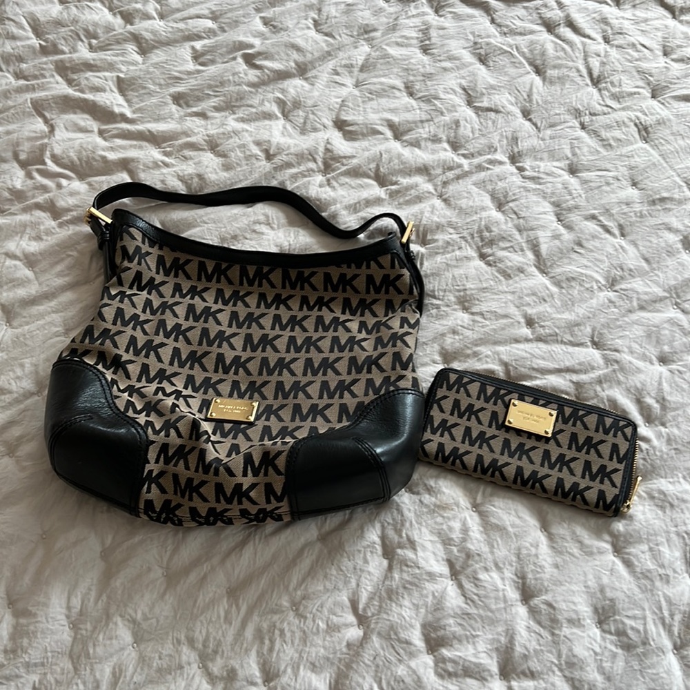 Michael Kors pocket book and matching wallet